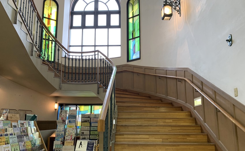江東区立深川図書館 ステンドグラスや螺旋階段など迎賓館のような気品がある図書館 Recosche レコスケ